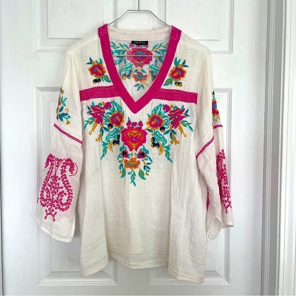 APNY Embroidered Floral V-Neck Top - White and Pink Sz L Well Loved - Picture 2 of 6